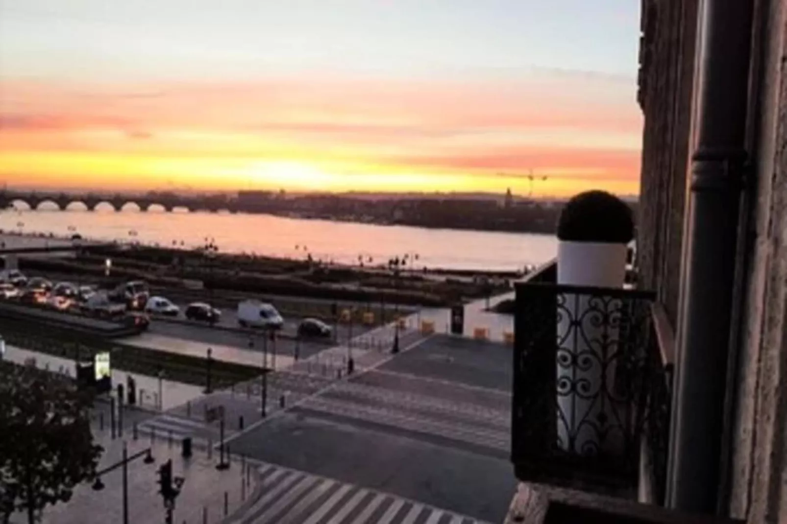 Appartement Prestations Haut Standing Avec Vue Sur La Place De La Bourse-View in summer