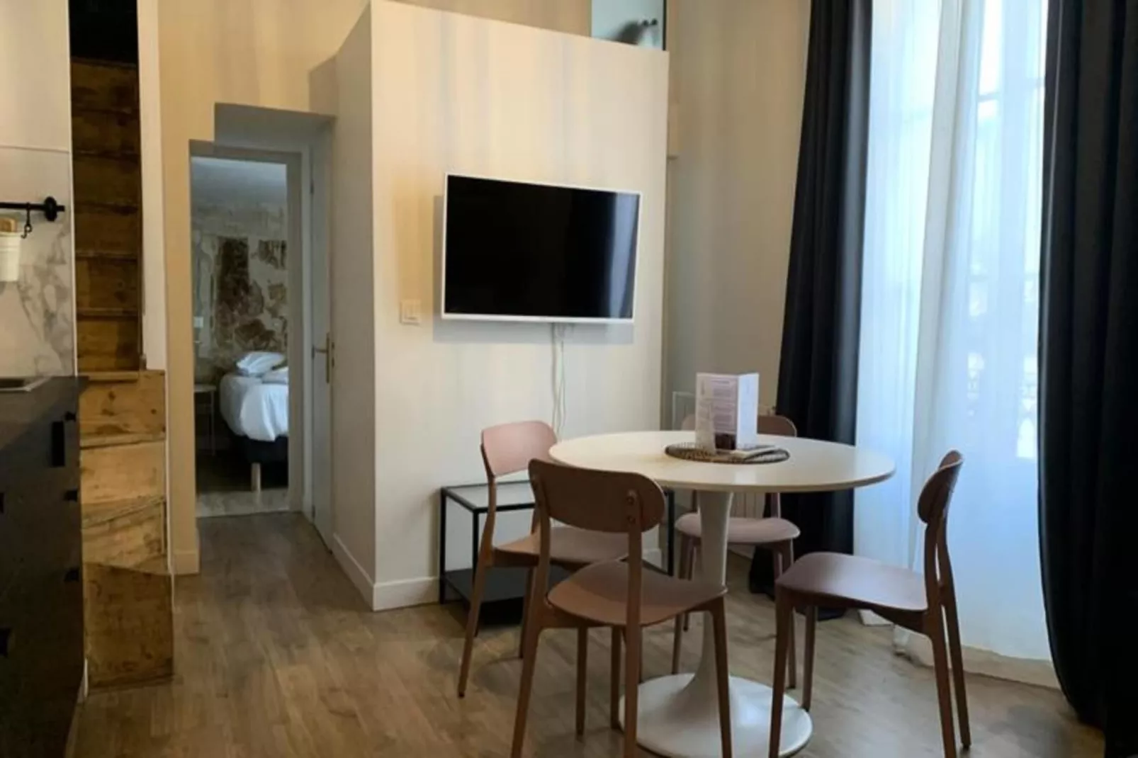 Appartement Avec Cachet En Duplex De 2 Chambres Situ&eacute; Vers La Gare St-jean-Bedroom