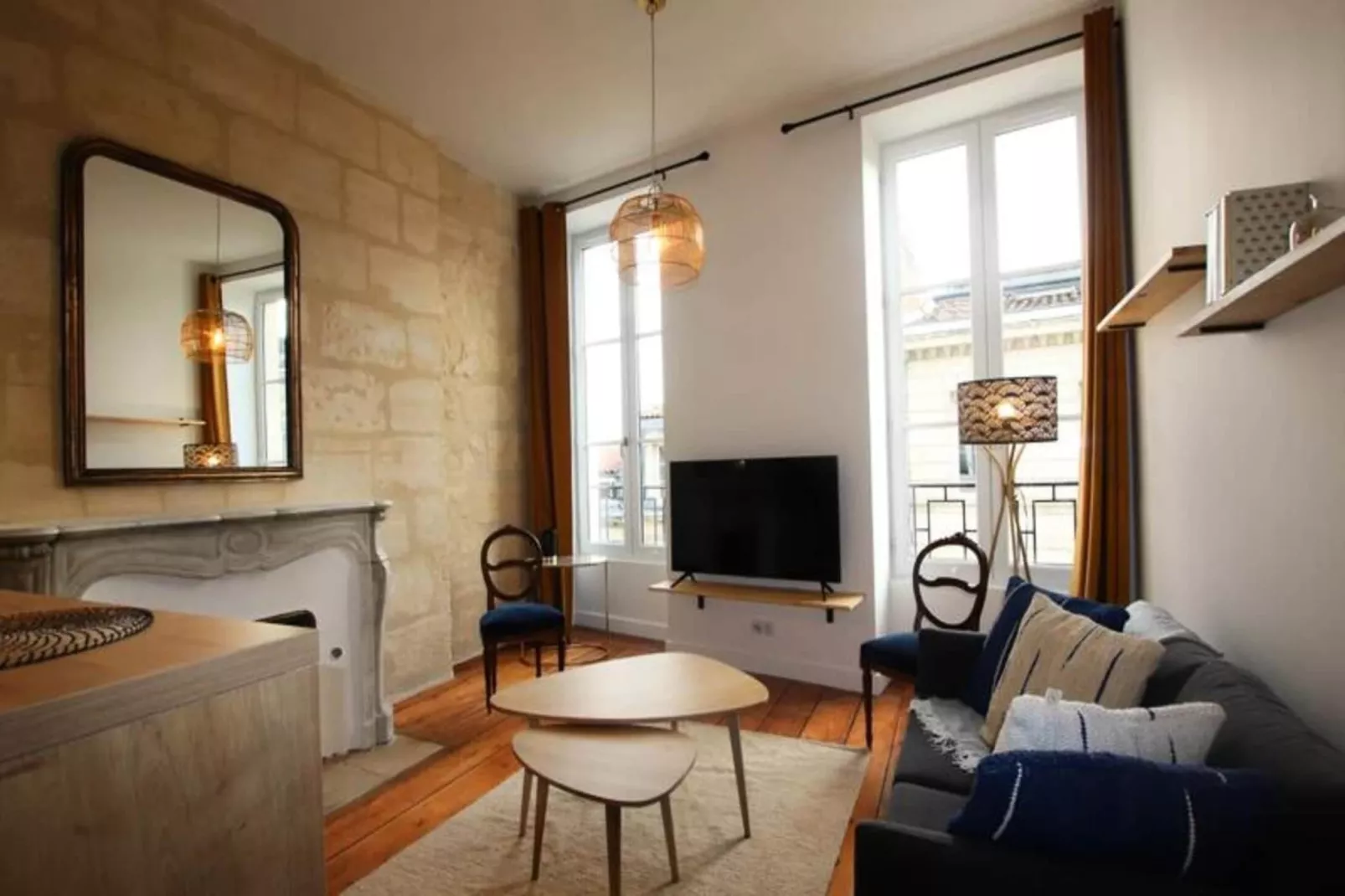 Charmant Et Rayonnant Appartement De 55 M&sup2; Situ&eacute; Dans Le Coeur De Bordeaux-Salle à manger