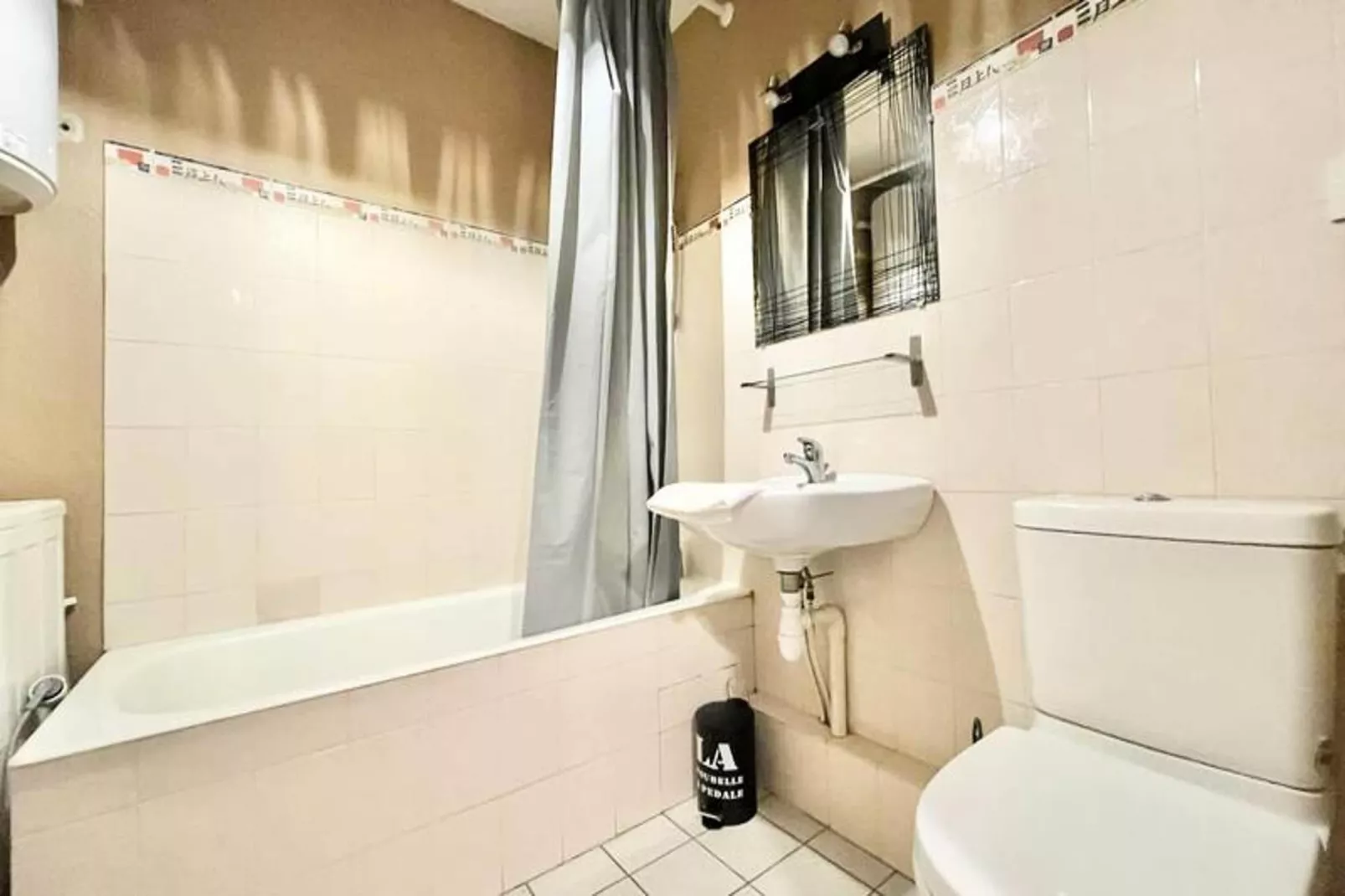 | Le F&eacute;lix 🌞 | Proche Gem, Gare | Tout &eacute;quip&eacute;-Salle de bain