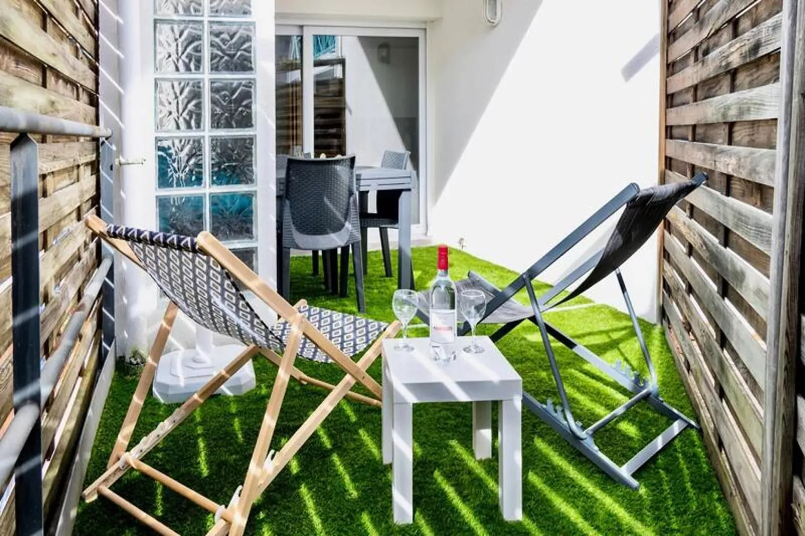 Résidence Du Centre-Gardens in summer