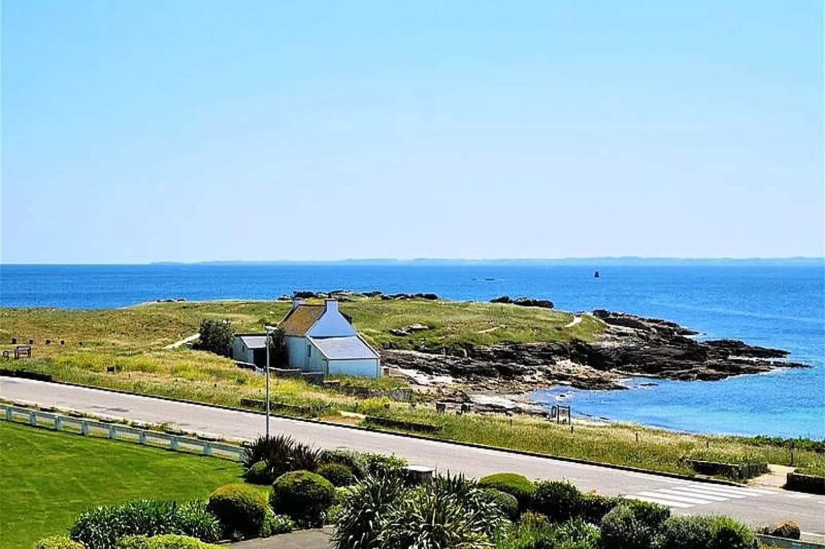 Résidence Les 3 Iles-View in summer