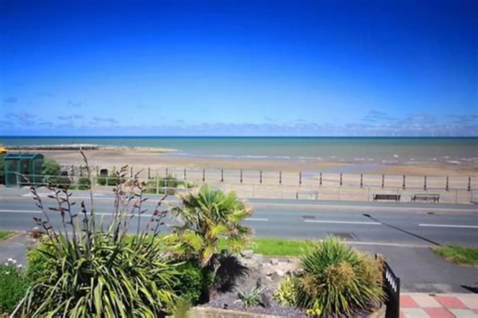 Résidence Dauphins-Zones été à 1 km