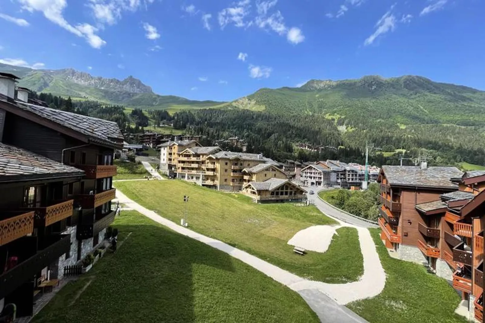 Résidence Athamante - View in summer