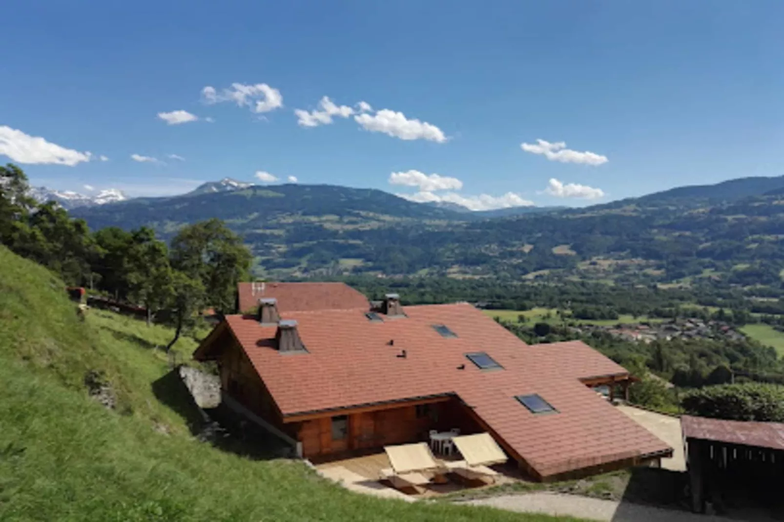 Résidence Les Loges-Exterior in summer