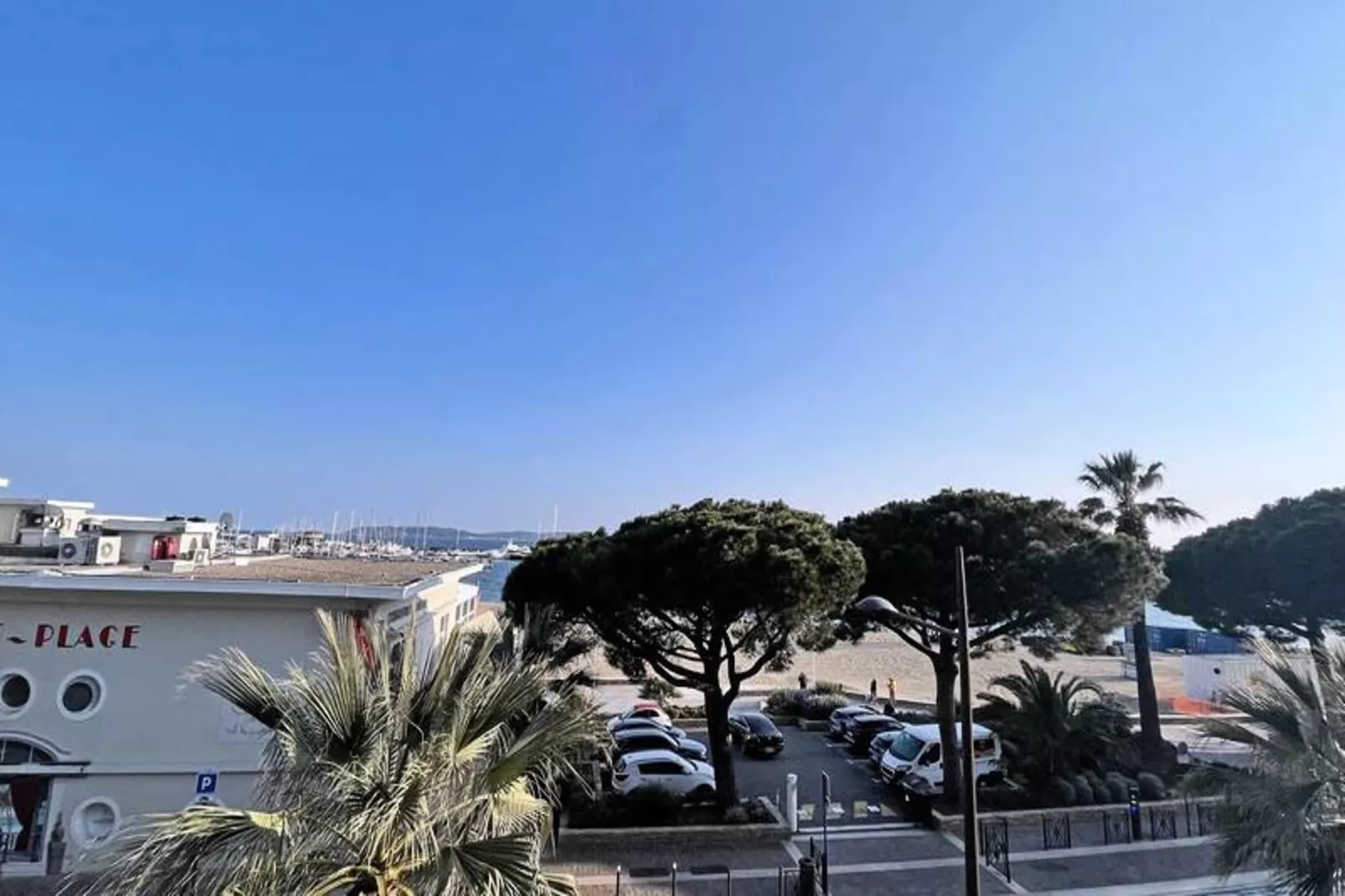 Résidence Les Dauphins-View in summer