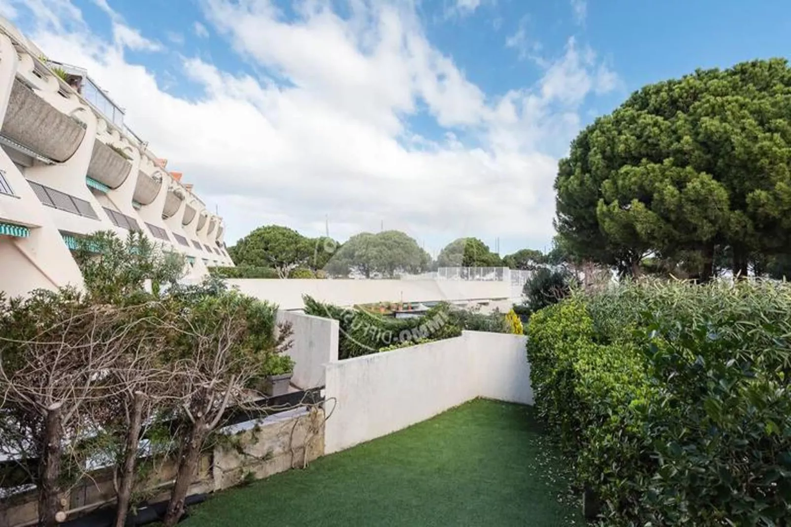 Résidence "le Quai Aux Fleurs"-Gardens in summer