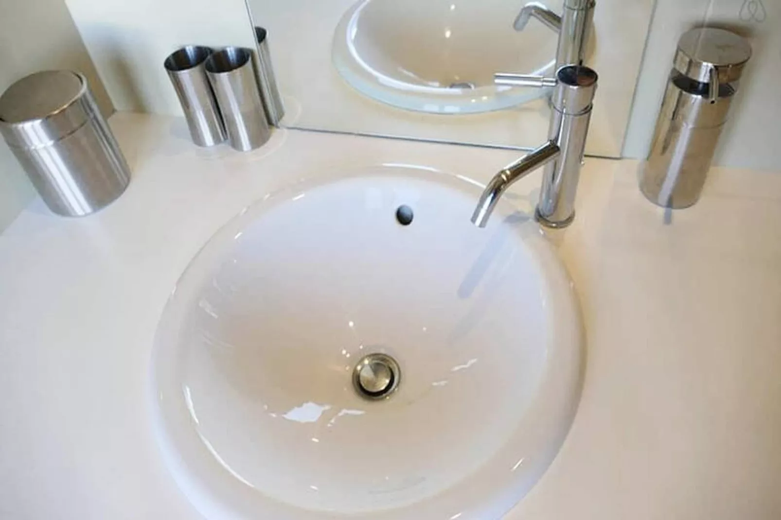 Superbe T2 De Qualit&eacute; Et R&eacute;nov&eacute;, Au Jardin Public, Pour 4 Personnes-Dining room