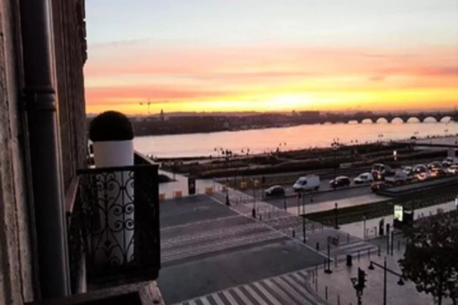 Appartement Prestations Haut Standing Avec Vue Sur La Place De La Bourse-View in summer