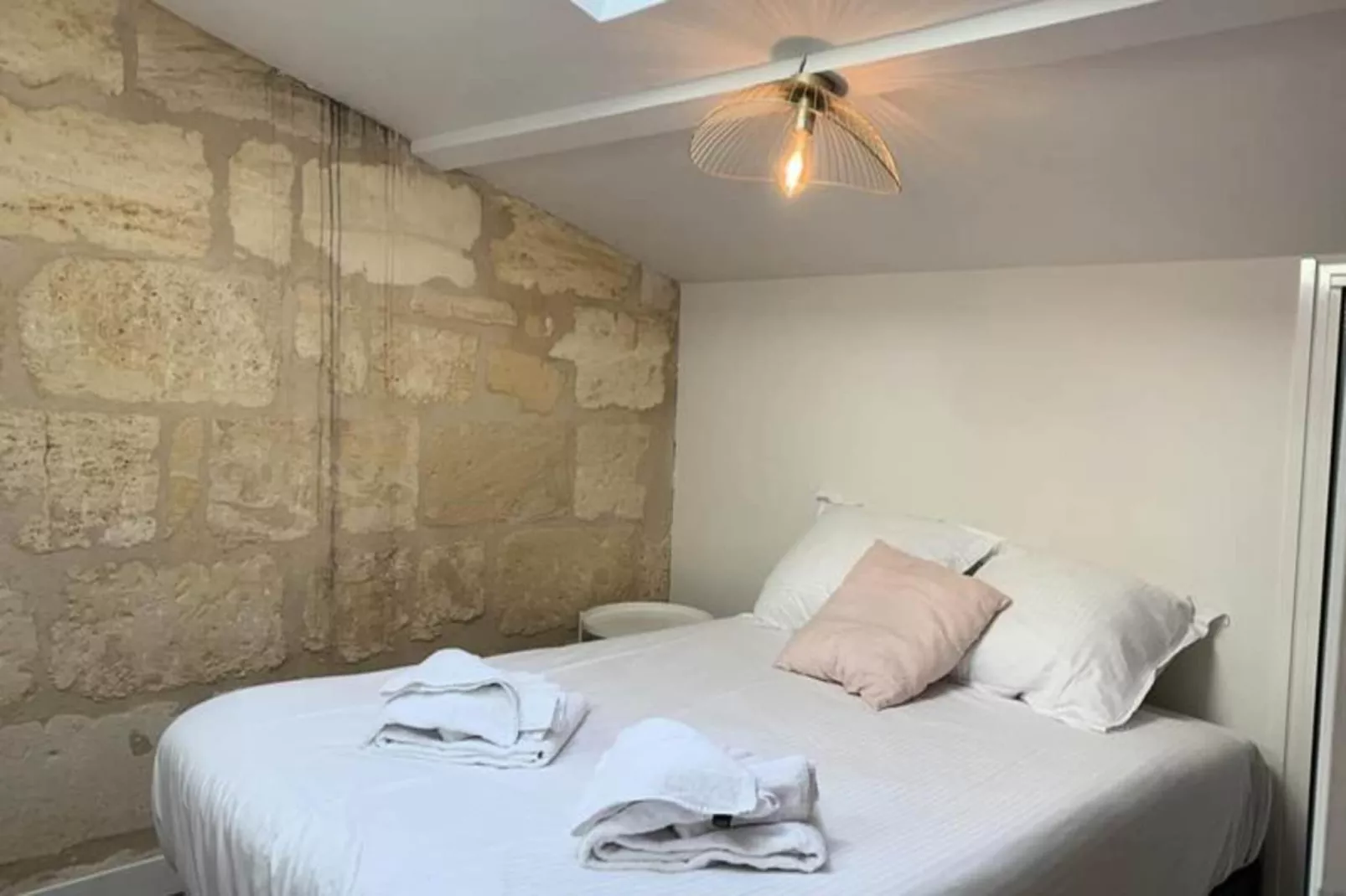 Appartement Avec Cachet En Duplex De 2 Chambres Situ&eacute; Vers La Gare St-jean-Bedroom