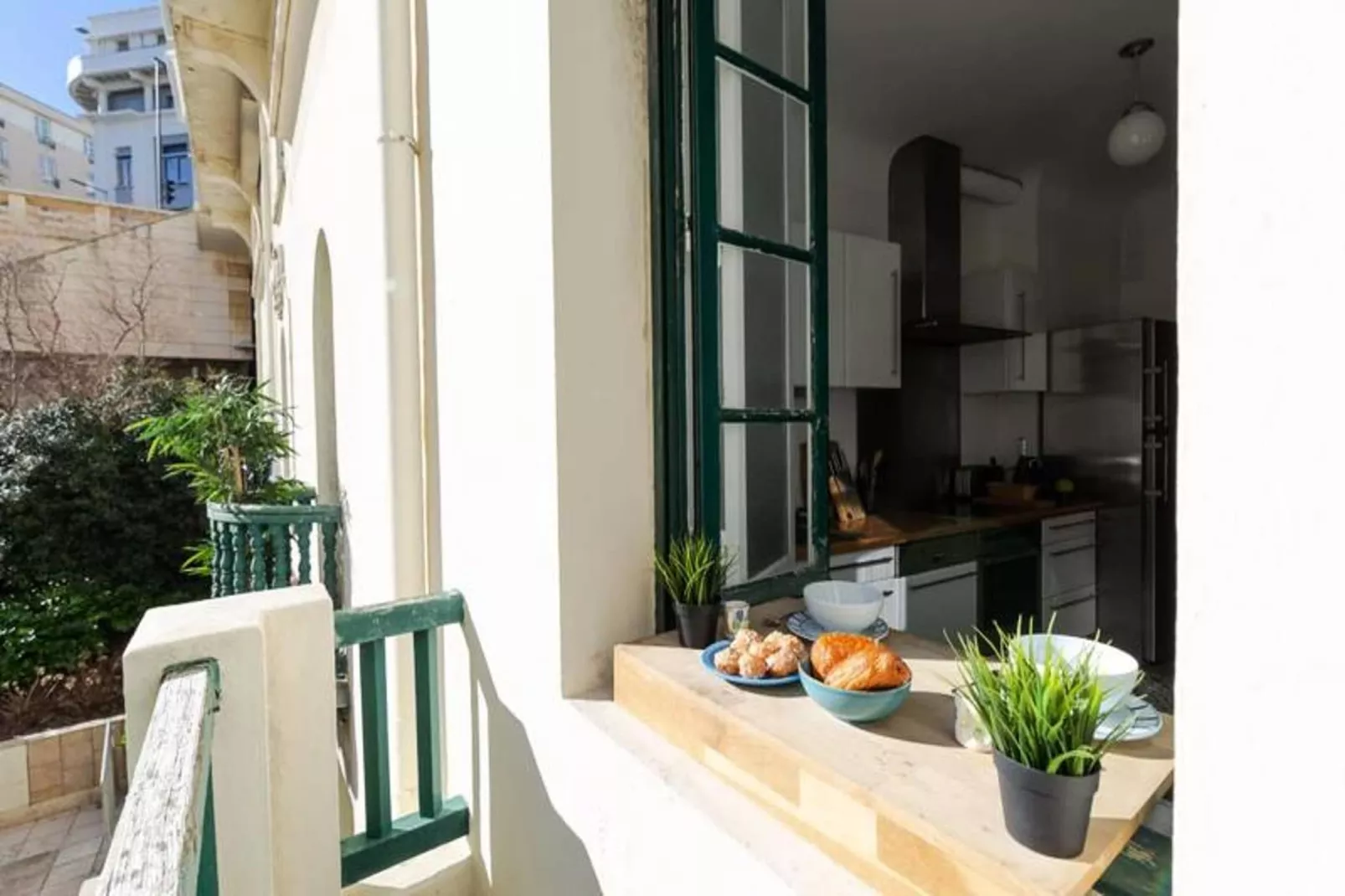 Appartement  Spacieux En Plein Centre-ville-Exterior in summer