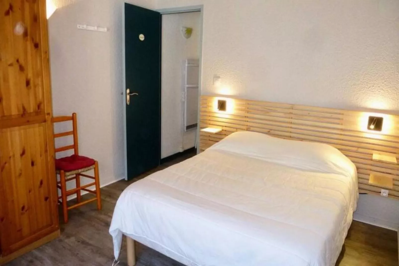 Résidence Neouvielle-Dining room