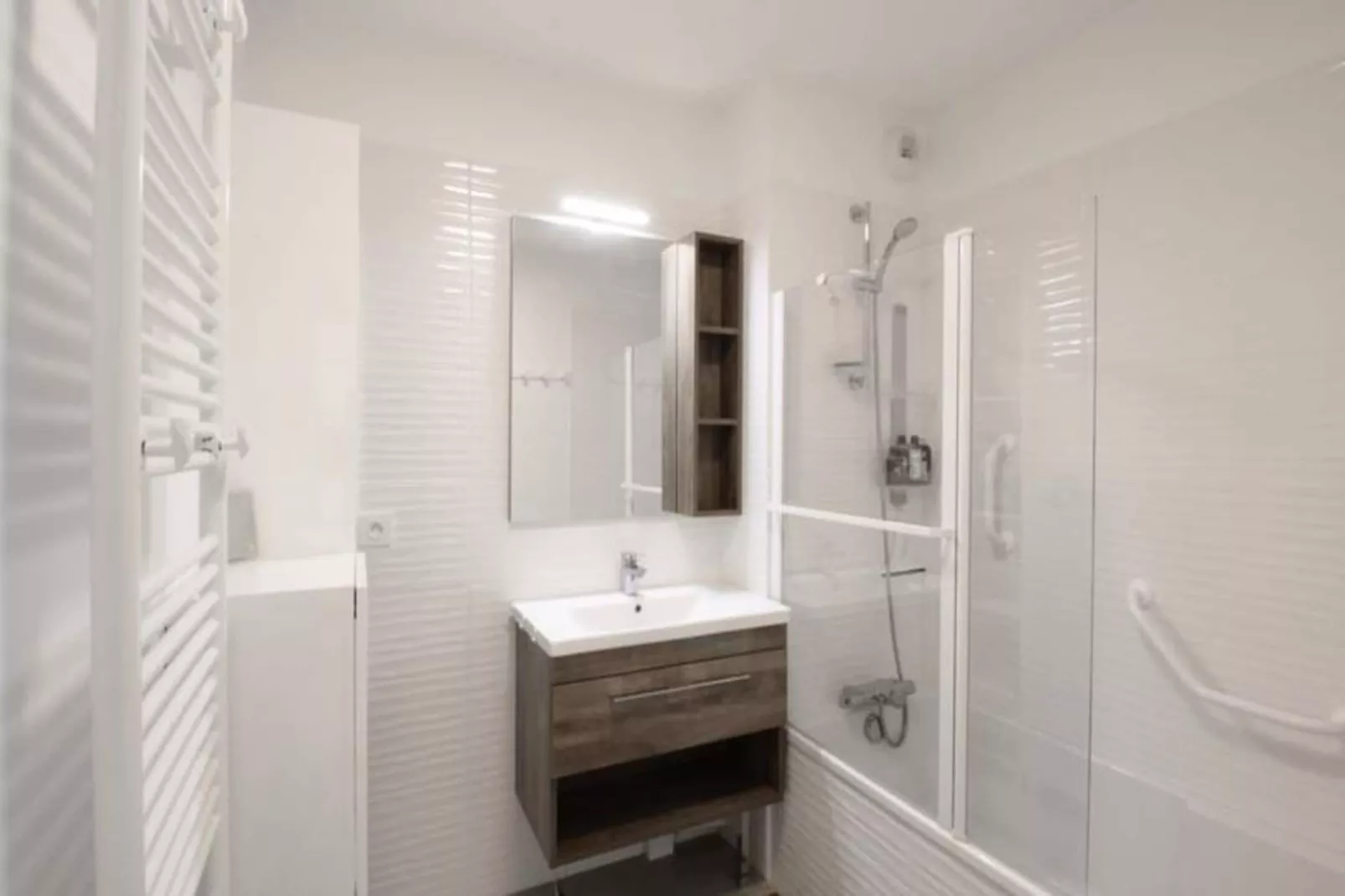 Confortable T3 Avec Terrasse Et Garage !-Bathroom