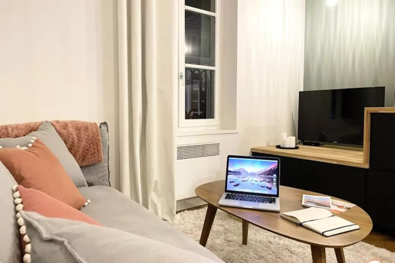 🌴 L'exotique - Vue Pl. Vieux March&eacute; - Standing-Image-tags.