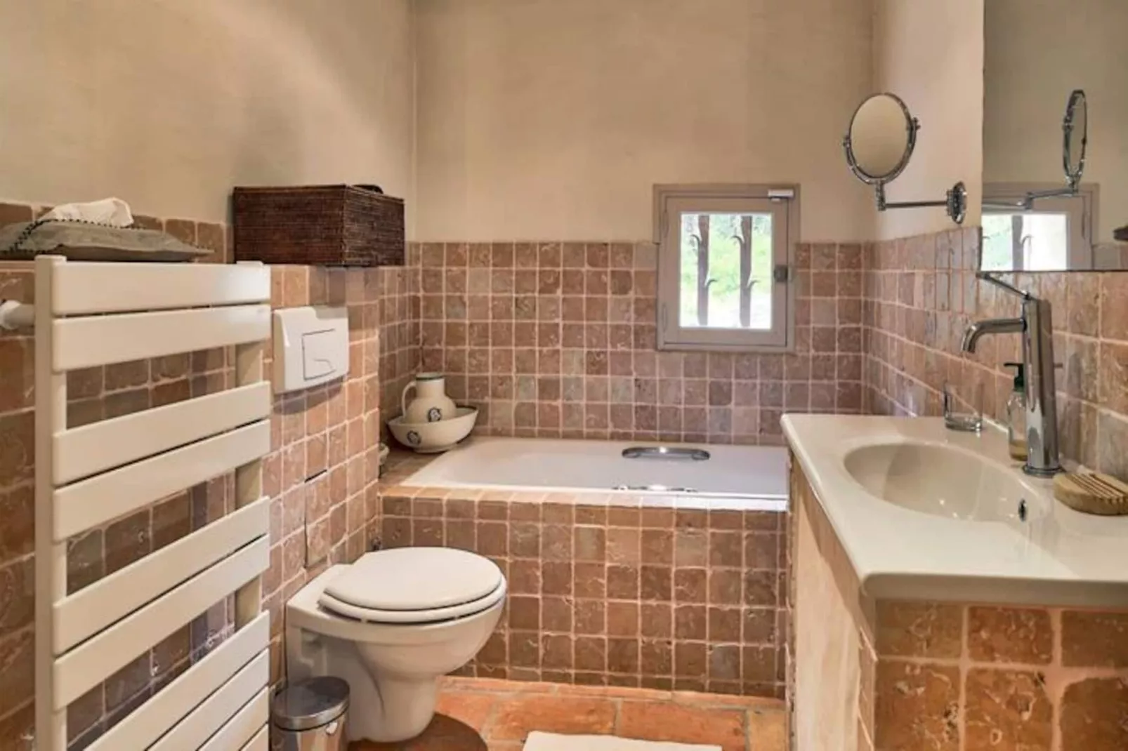 "le Mas Des Oliviers: Esprit Proven&ccedil;al Authentique"-Image-tags.