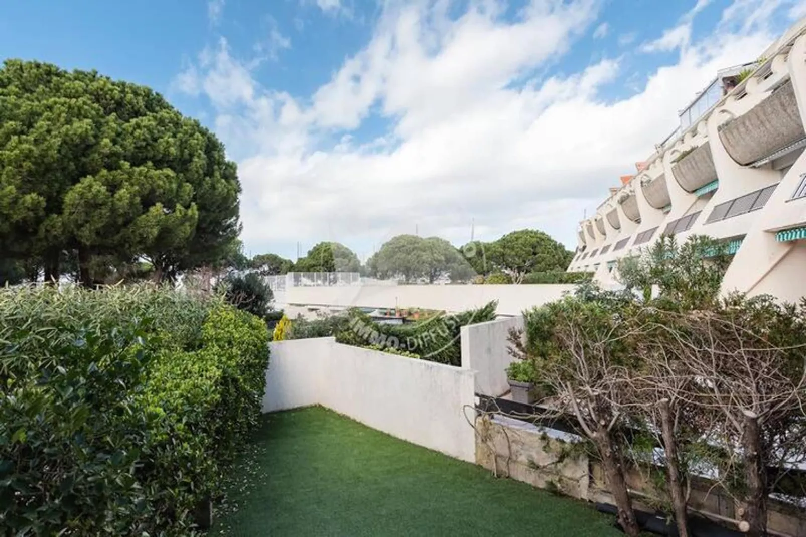 Résidence "le Quai Aux Fleurs"-Gardens in summer