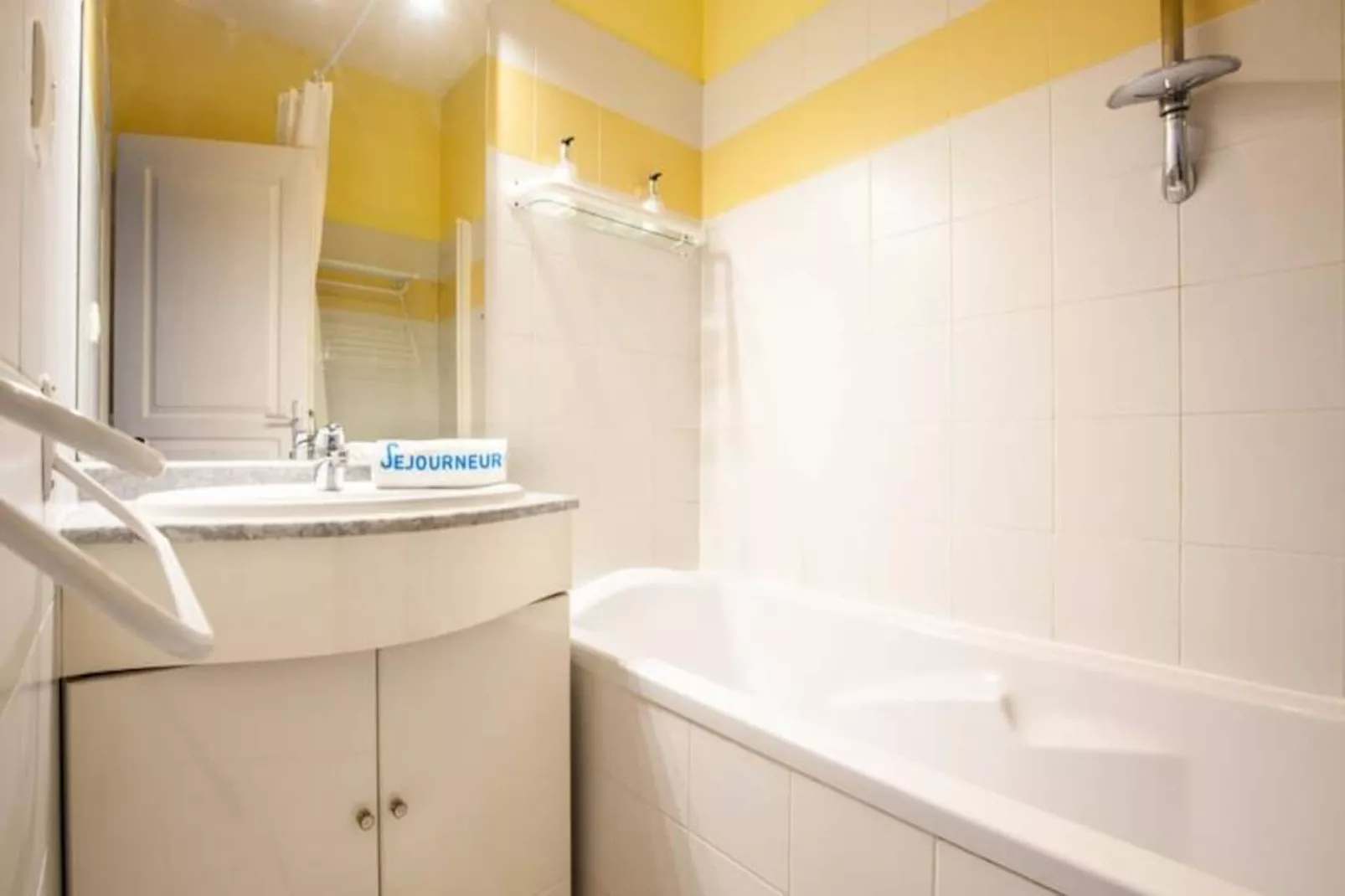 Bel Appartement Dans Un Immeuble Historique Proche Des All&eacute;es De Tourny-Image-tags.