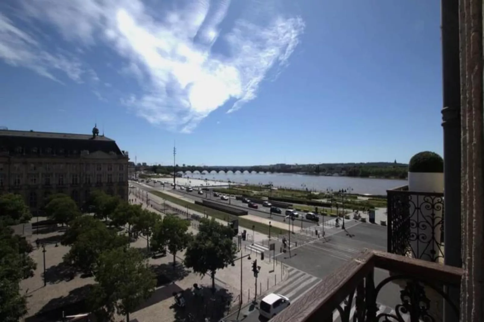 Appartement Prestations Haut Standing Avec Vue Sur La Place De La Bourse-View in summer