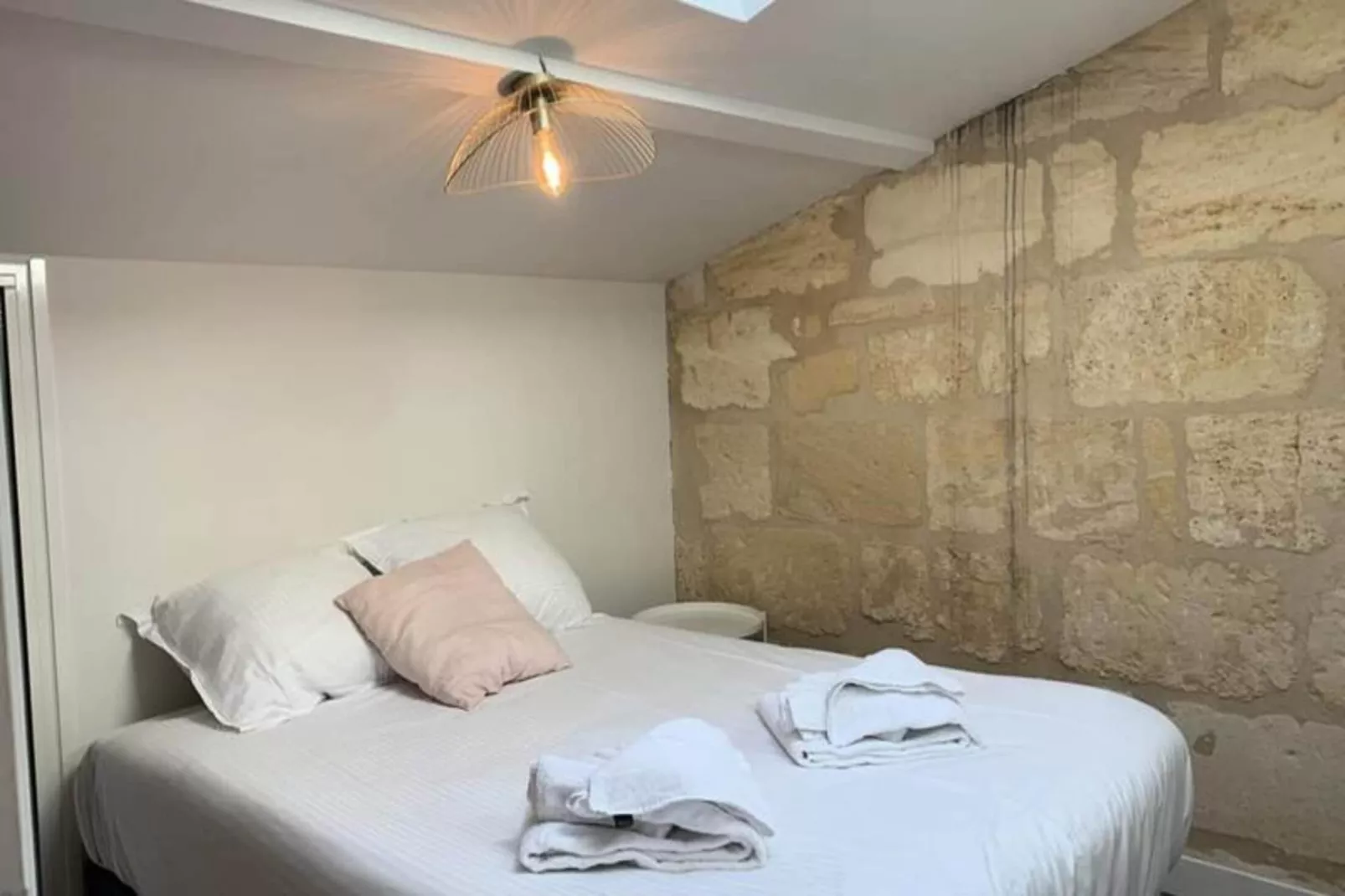 Appartement Avec Cachet En Duplex De 2 Chambres Situ&eacute; Vers La Gare St-jean-Bedroom