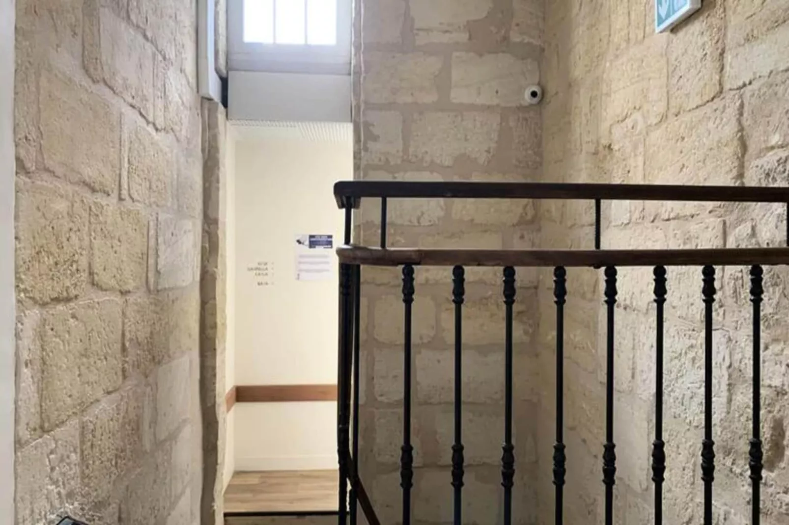 Duplex Confortable Dans La Belle Pierre Plac&eacute; Au Porte De La Gare St-jean-Terrasse / balcon