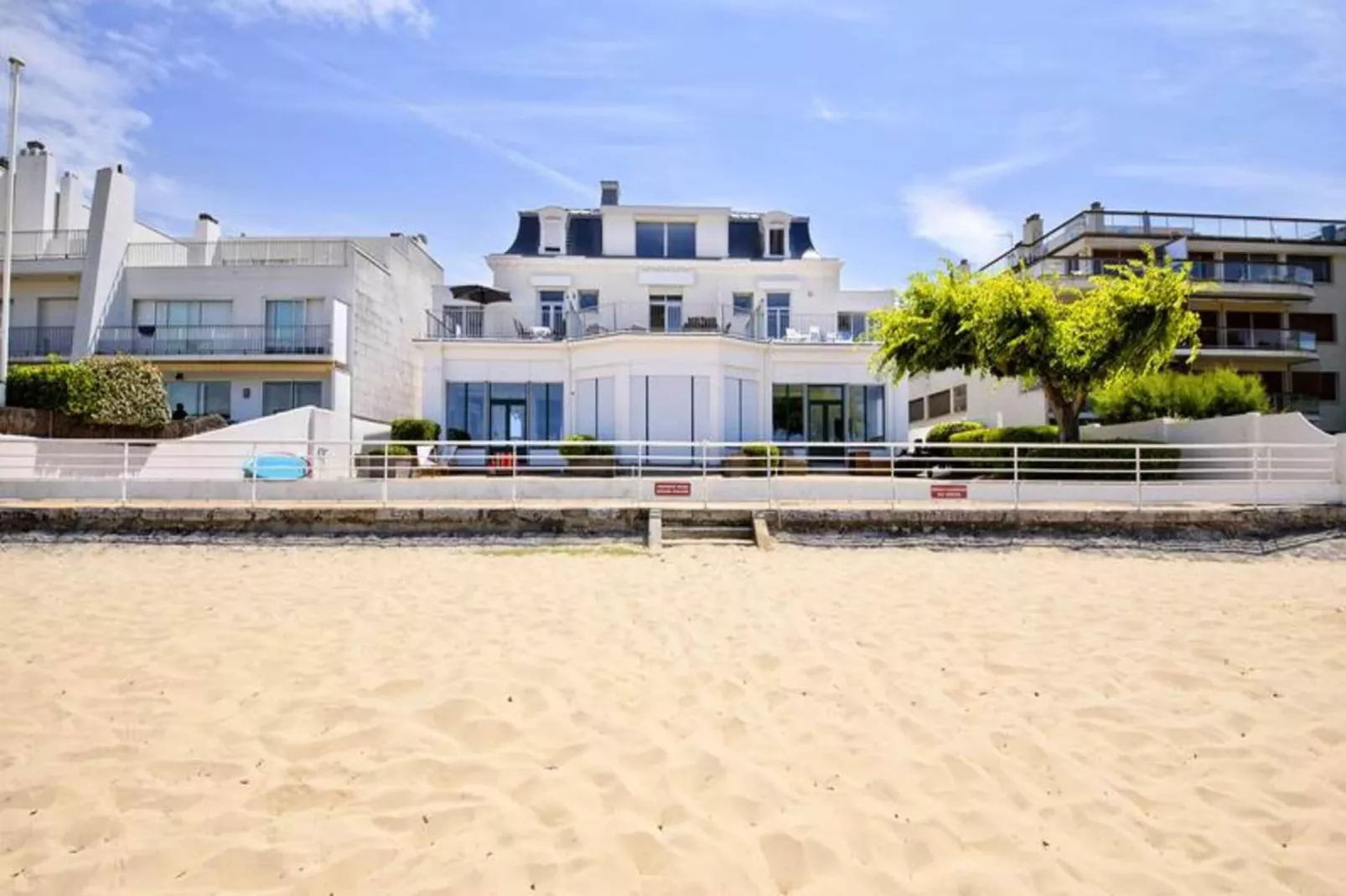 Résidence La Roseraie-Exterior in summer