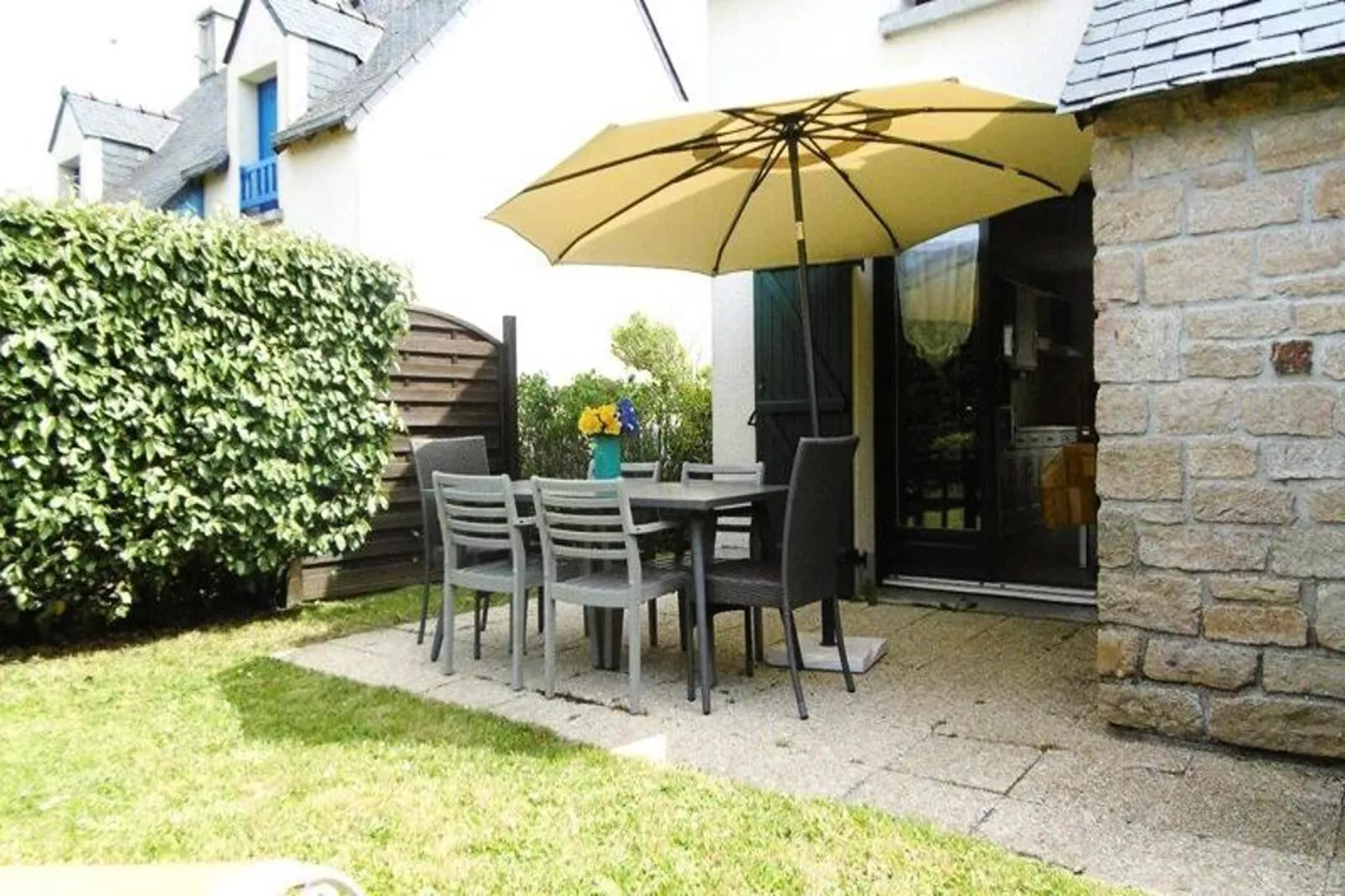 Résidence Duguay Trouin-Gardens in summer