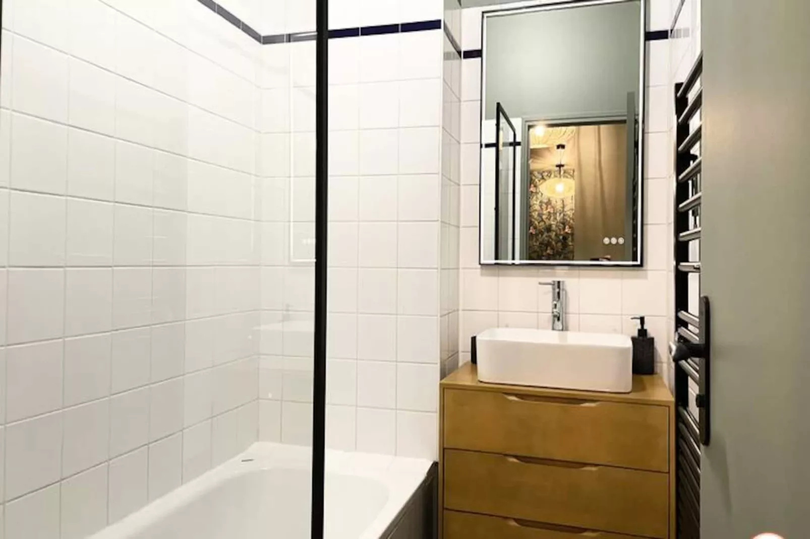 🌴 L'exotique - Vue Pl. Vieux March&eacute; - Standing-Image-tags.