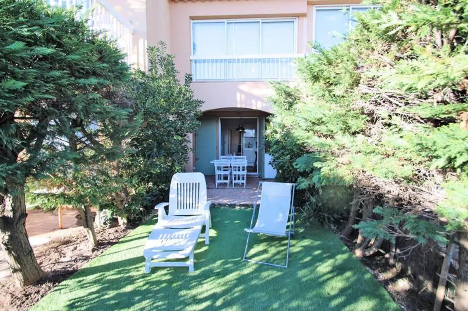 Résidence Les Boucanniers-Gardens in summer