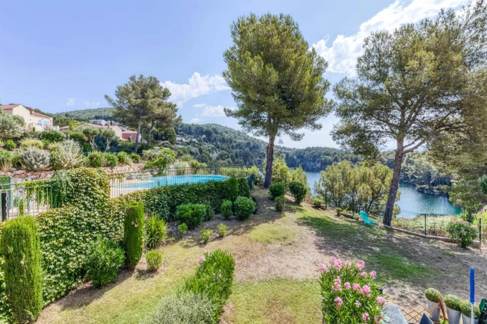 Résidence Les Rivages du Lac - maeva Home-Jardins en été