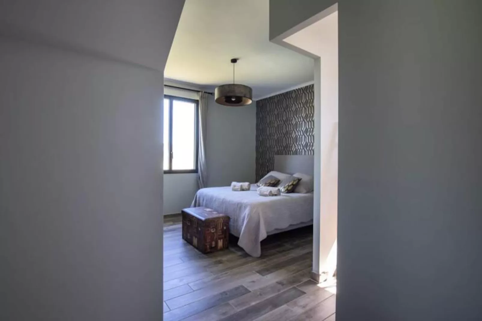 Maison Contemporaine - Grand Jardin Et Piscine Priv&eacute;e-Image-tags.