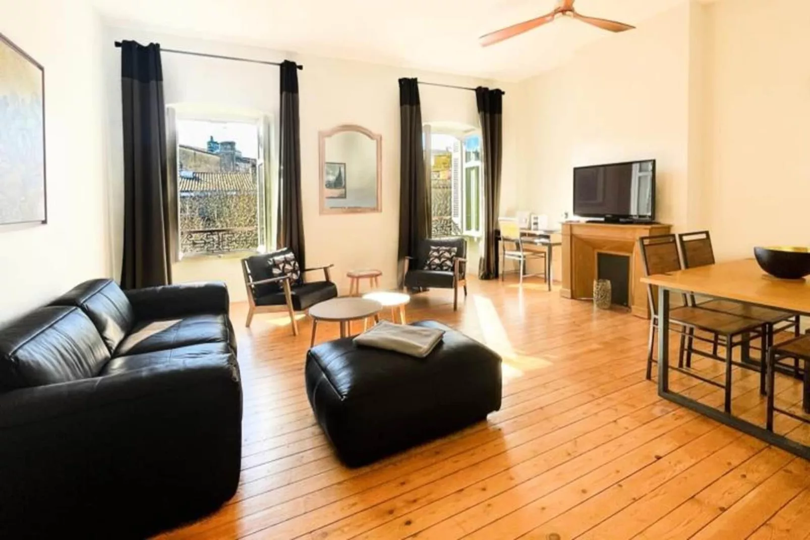 Magnifique Et Lumineux T3 De Charme Aux Quinconces Id&eacute;al Pour 4 Personnes-Exterior in summer