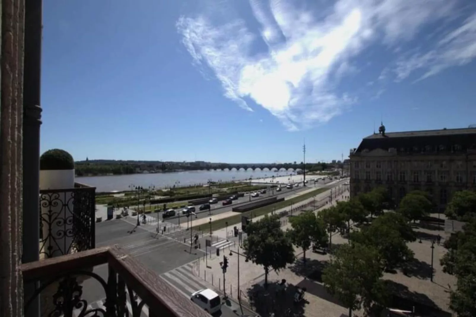 Appartement Prestations Haut Standing Avec Vue Sur La Place De La Bourse-View in summer