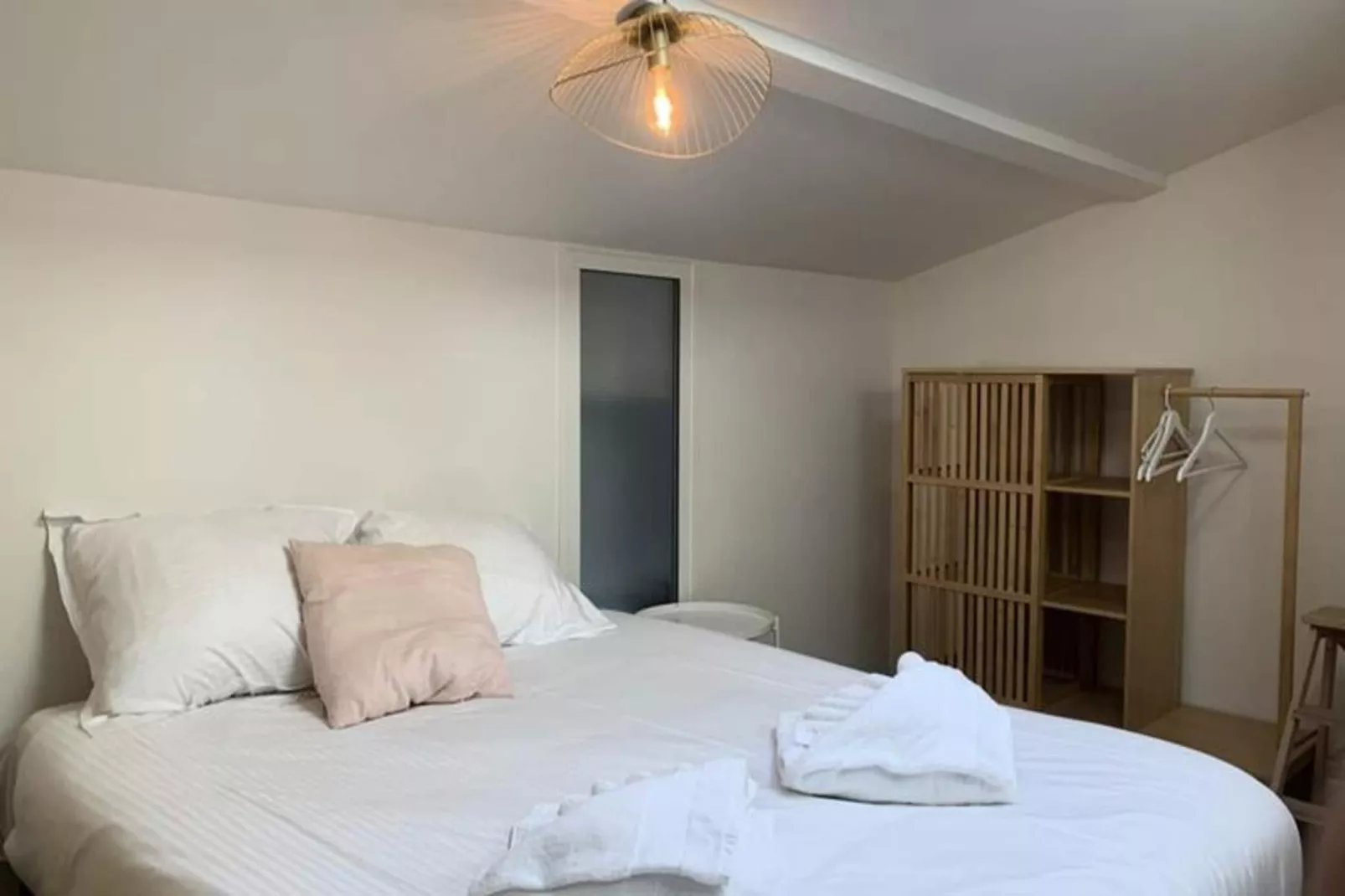Appartement Avec Cachet En Duplex De 2 Chambres Situ&eacute; Vers La Gare St-jean-Bedroom