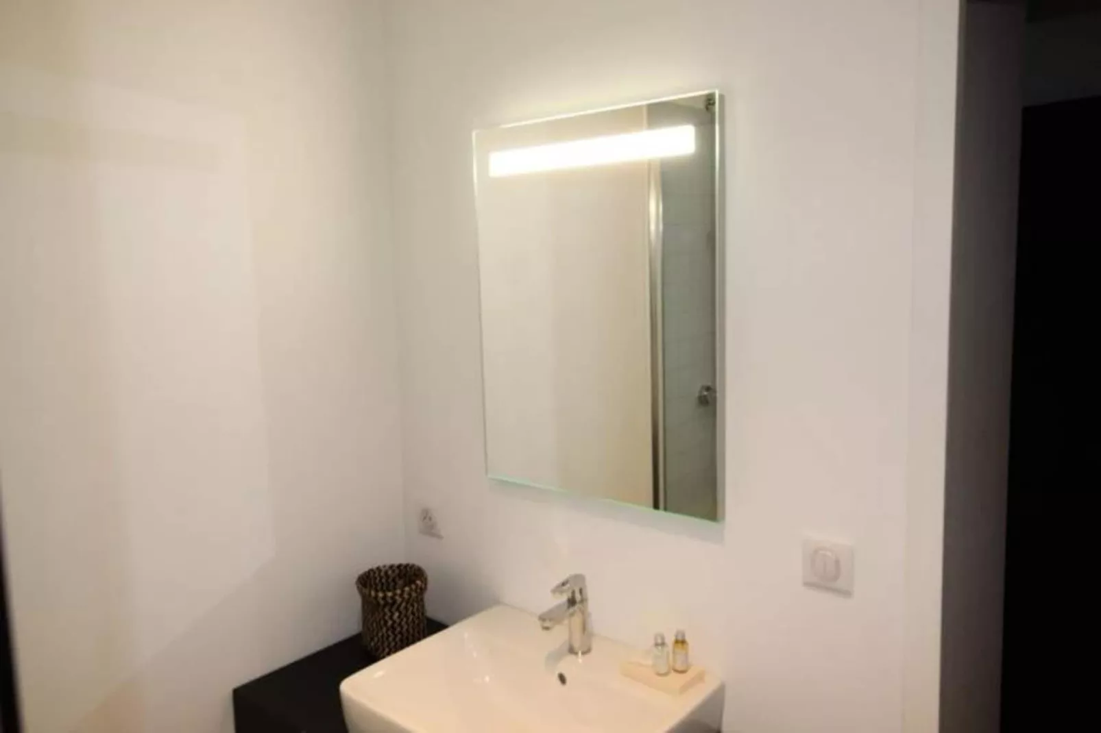 Charmant Et Rayonnant Appartement De 55 M&sup2; Situ&eacute; Dans Le Coeur De Bordeaux-Salle de bain