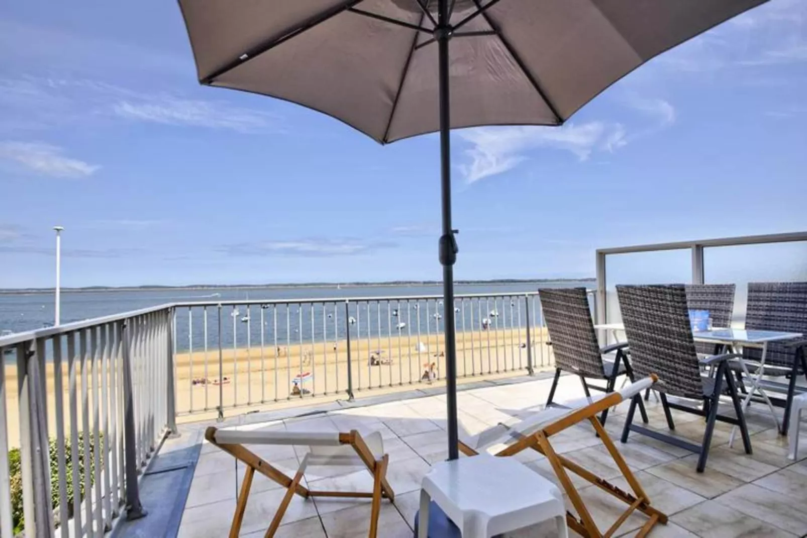 Résidence La Roseraie-Exterior in summer