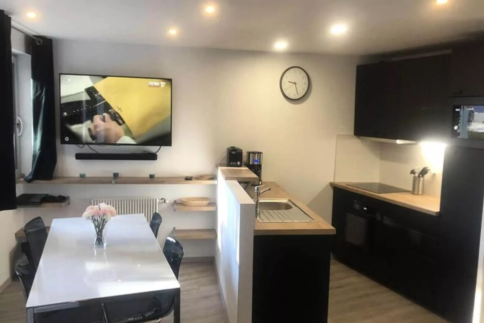 Résidence Midi-Dining room