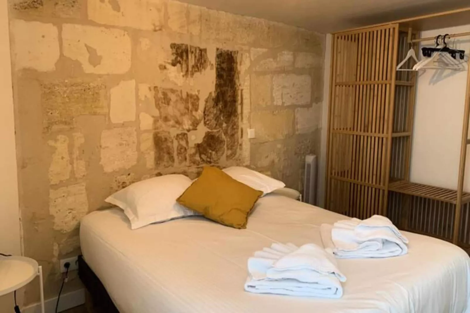 Appartement Avec Cachet En Duplex De 2 Chambres Situ&eacute; Vers La Gare St-jean-Bedroom