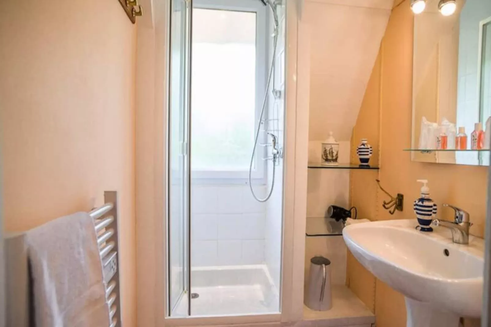 Villa  Arcachonnaise Spacieuse Au Style Authentique Proche De La Plage-Image-tags.