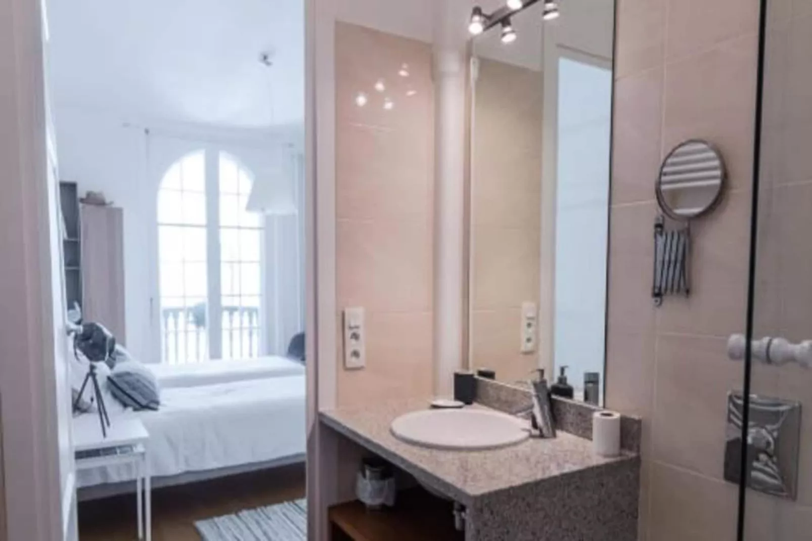 Appartement  Spacieux En Plein Centre-ville-Bathroom