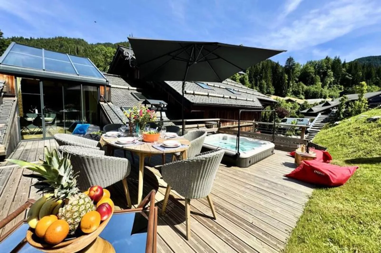 Résidence Isobel-Gardens in summer