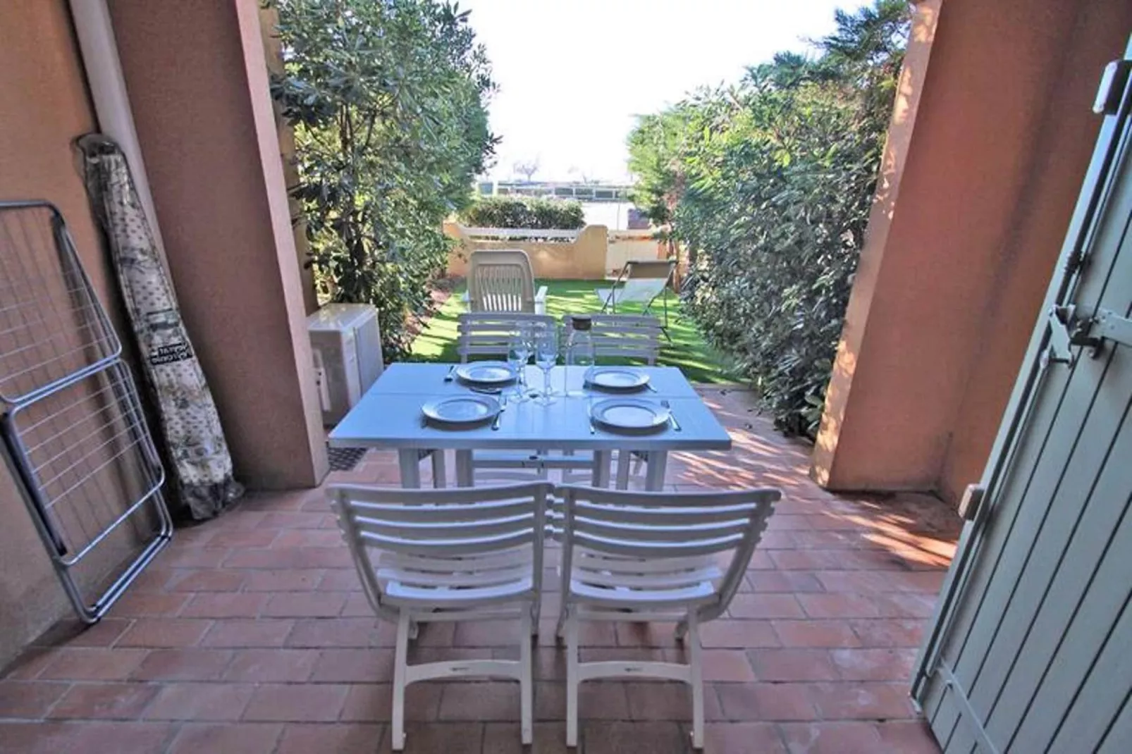 Résidence Les Boucanniers-Gardens in summer