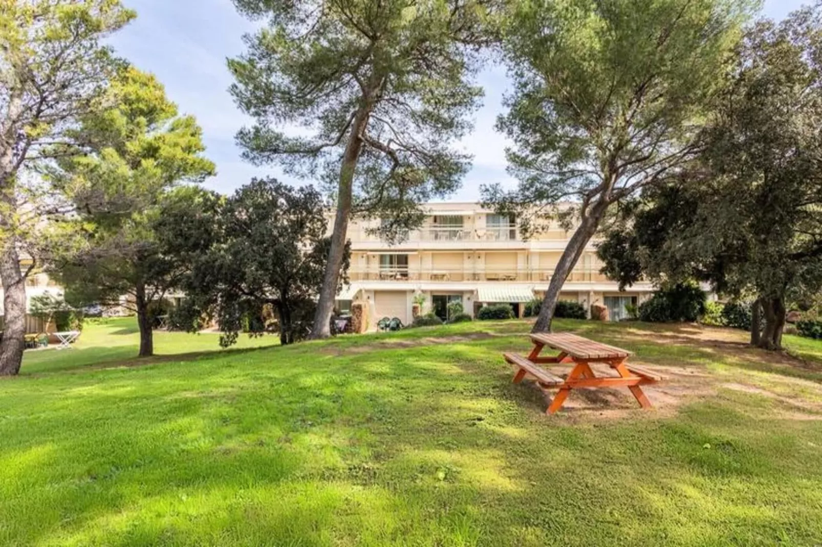 Résidence Pierre & Vacances La Corniche d'Or-Jardins en été