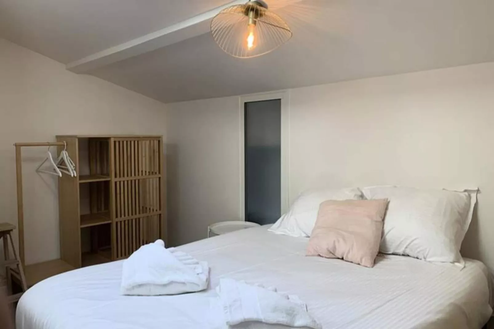 Appartement Avec Cachet En Duplex De 2 Chambres Situ&eacute; Vers La Gare St-jean-Bedroom