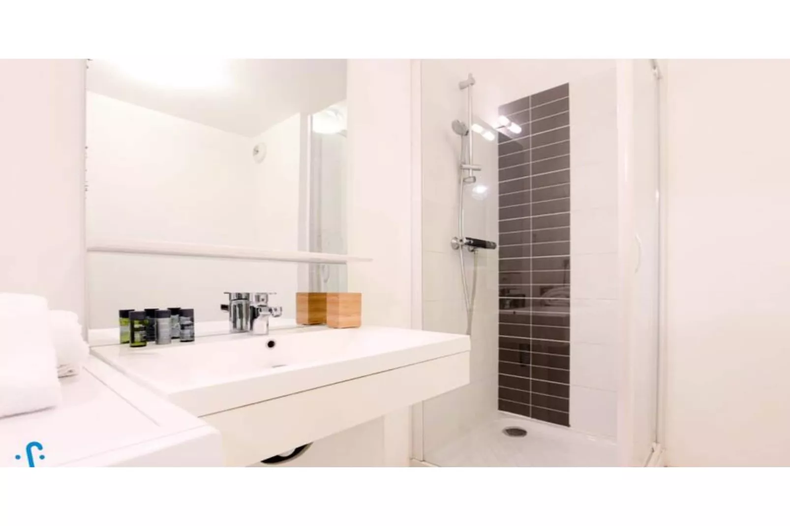 Appartement Charmant Et Moderne Pour 4 Avec Parking, Proche Cit&eacute; Du Vin-Salle de bain