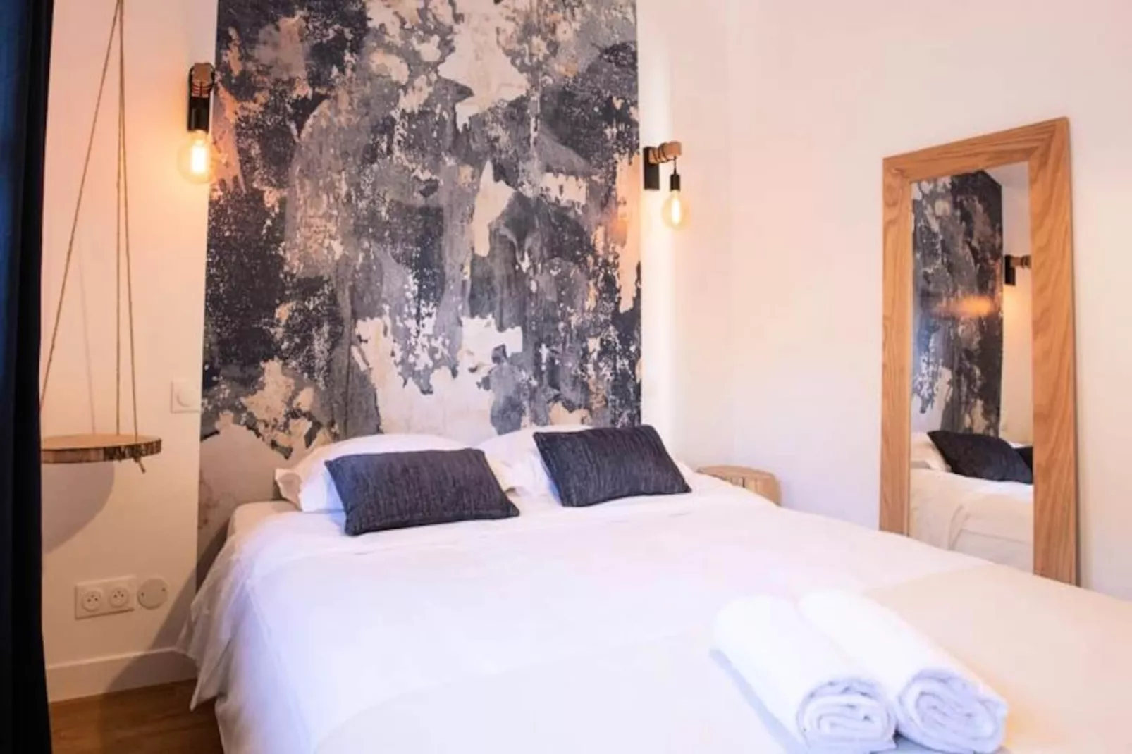 Les Toits De Sainte Ursule-Image-tags.