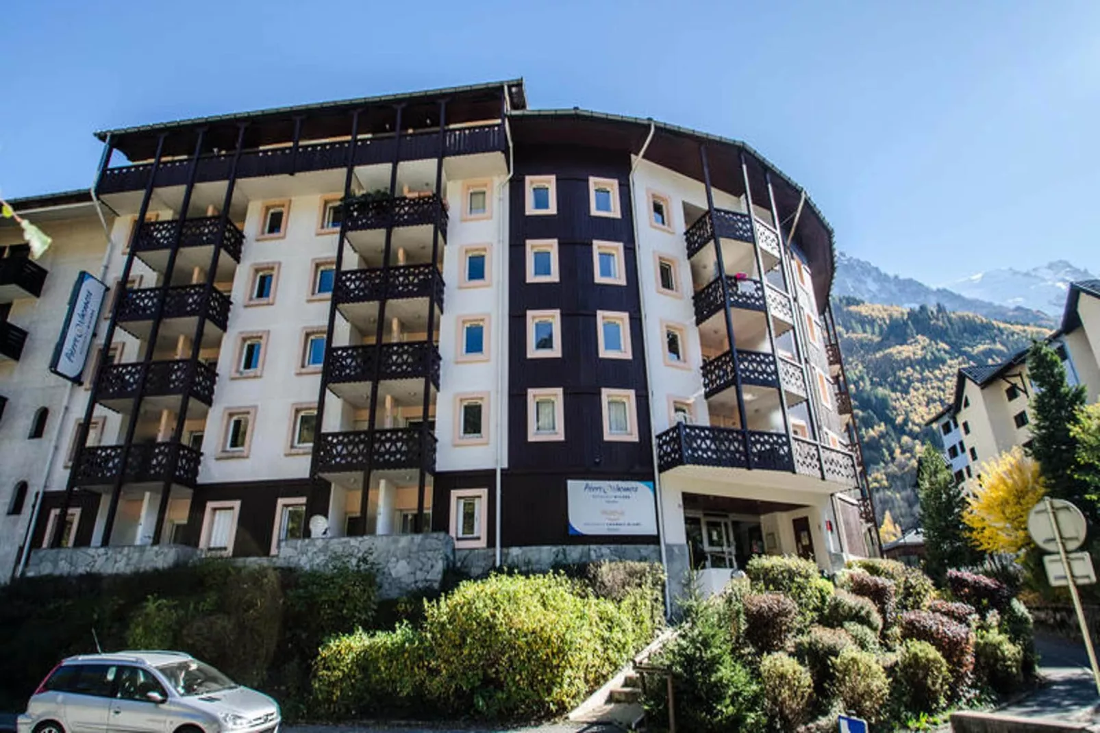 Résidence Riviere-Exterior in summer