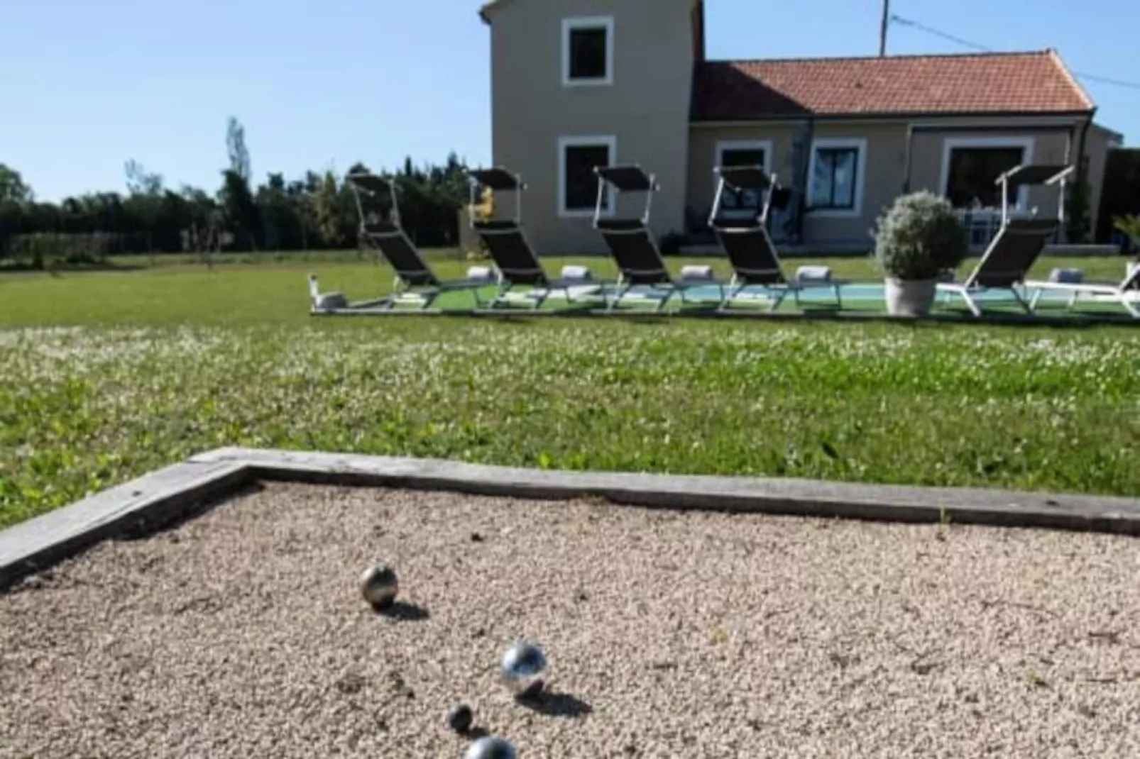 Maison Contemporaine - Grand Jardin Et Piscine Priv&eacute;e-Image-tags.