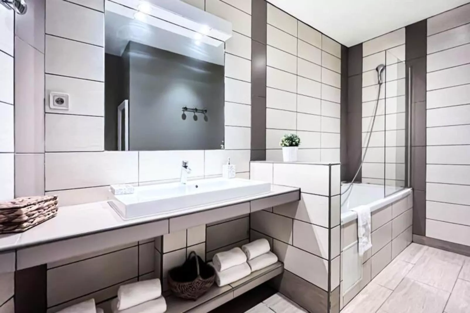 Charmant Appartement Pour 4 Dans Le Centre Ville De Bordeaux-Salle de bain