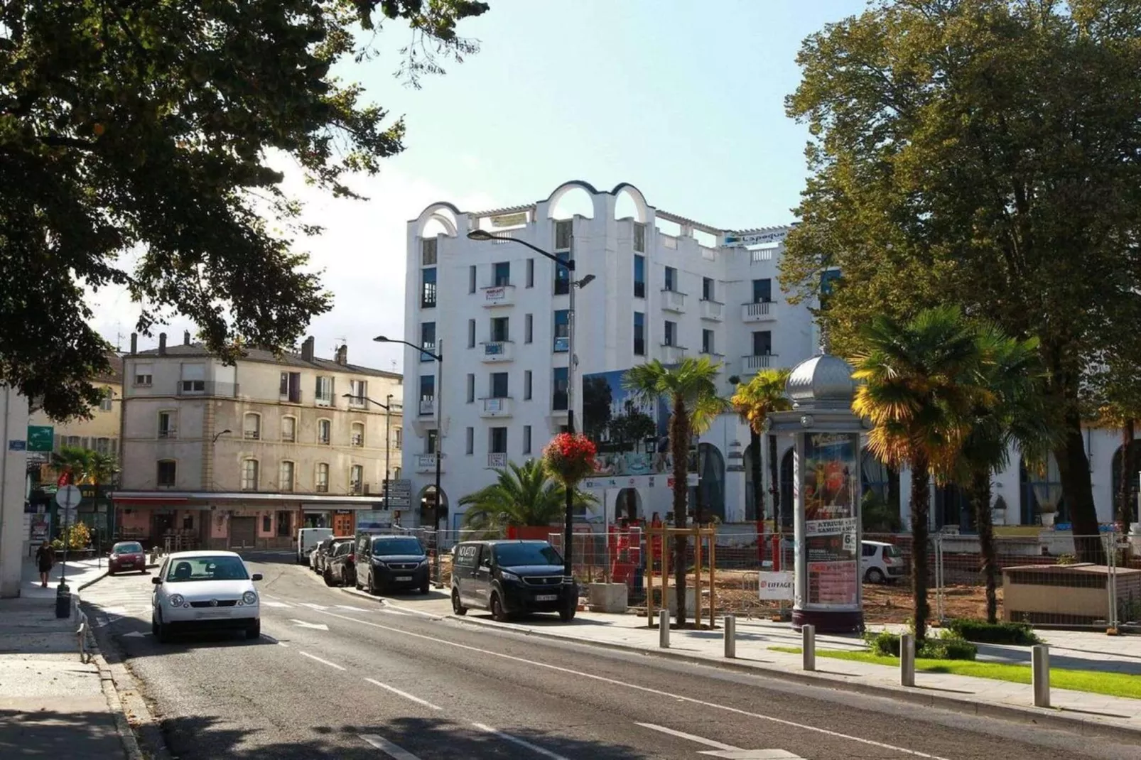 Superbe T2 De Qualit&eacute; Et R&eacute;nov&eacute;, Au Jardin Public, Pour 4 Personnes-Areas within 1km in summer