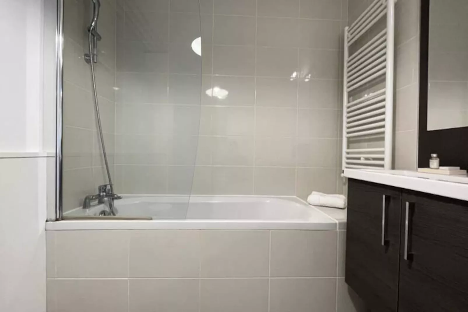 Appartement Rayonnant Et Moderne Tr&egrave;s Bien Situ&eacute;, Proche De La Cit&eacute; Du Vin-Image-tags.